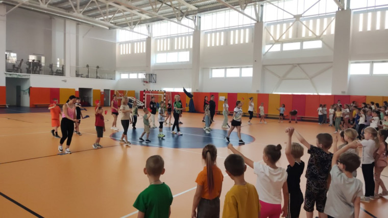 Спортивный флешмоб «Семейные спортивные выходные», организованный в рамках проекта «Культурно-спортивная арена Таврово» прошёл на Ура!.